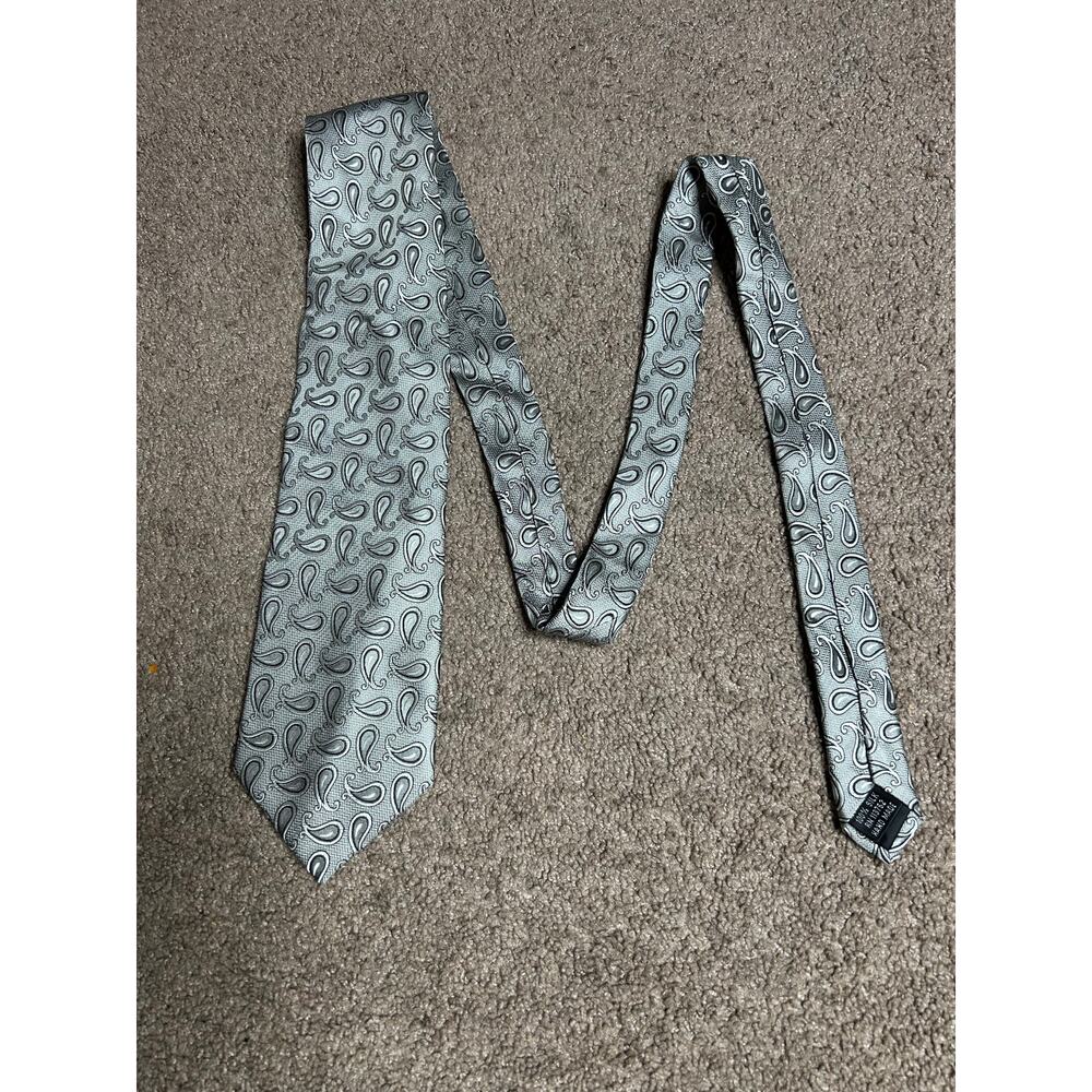 Courage Hand Sewn Neckwear Men’s Silver Paisley Print Silk Tie 57” long